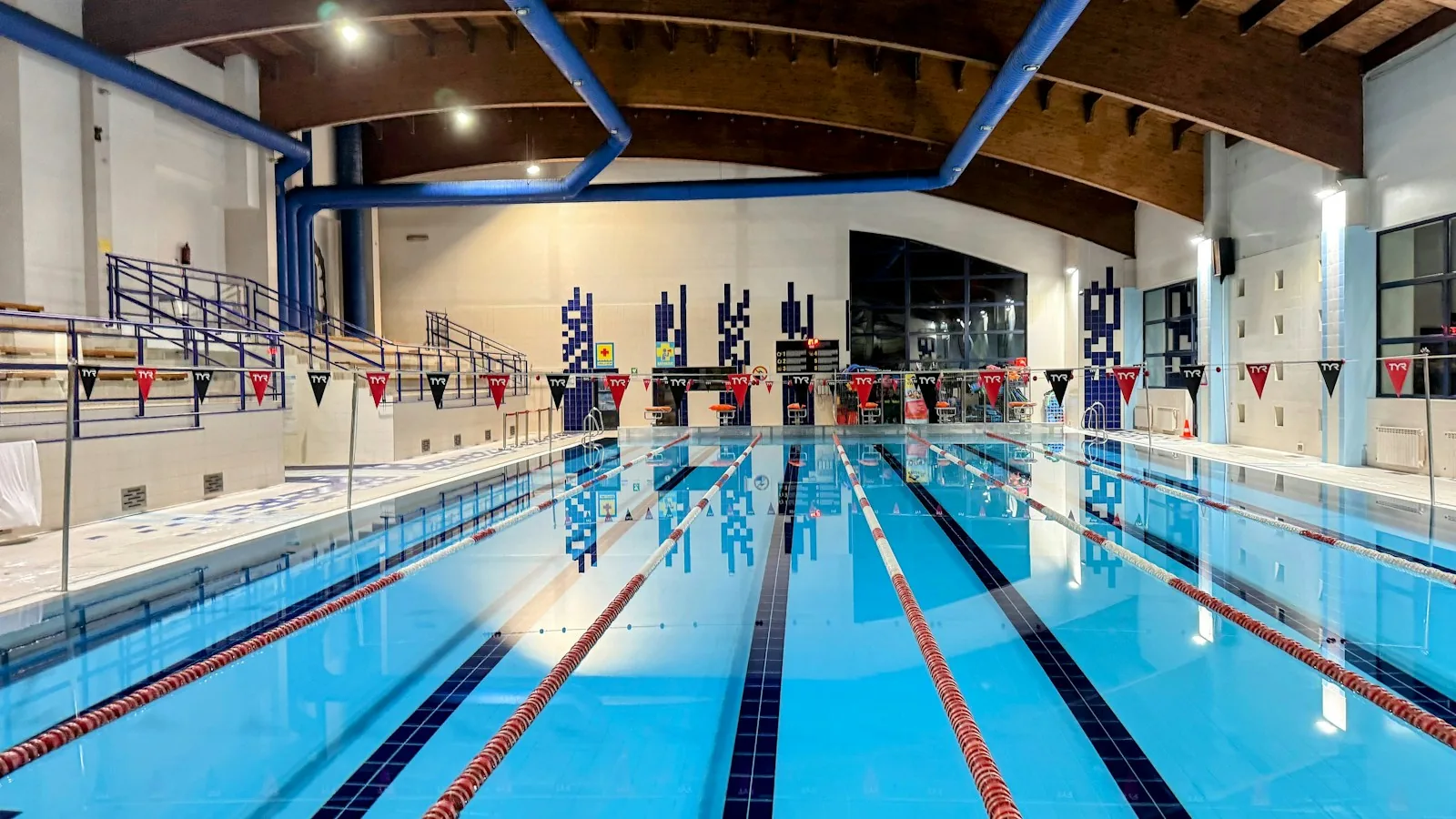 Schwimmbad- & Schwimmhallenreinigung durch KlarWerk Service